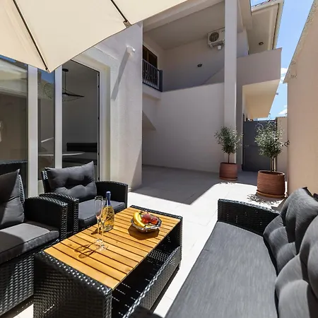Find Your Haven In Morena Celeste Seaside Puntamika Apartments! * 扎达尔